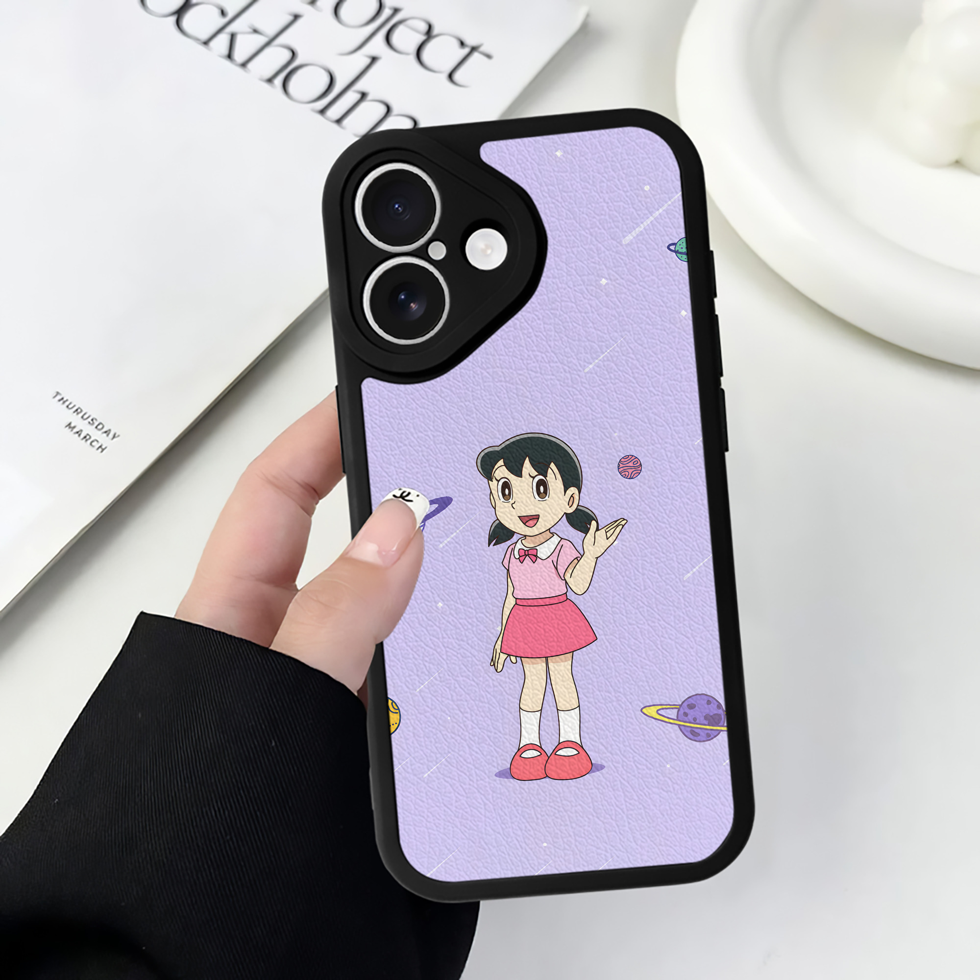 （画像用） ドラえもん Doraemon 【iPhone 16シリーズ対応】シリコンスマホケース（レザー調） 材質：シリコン